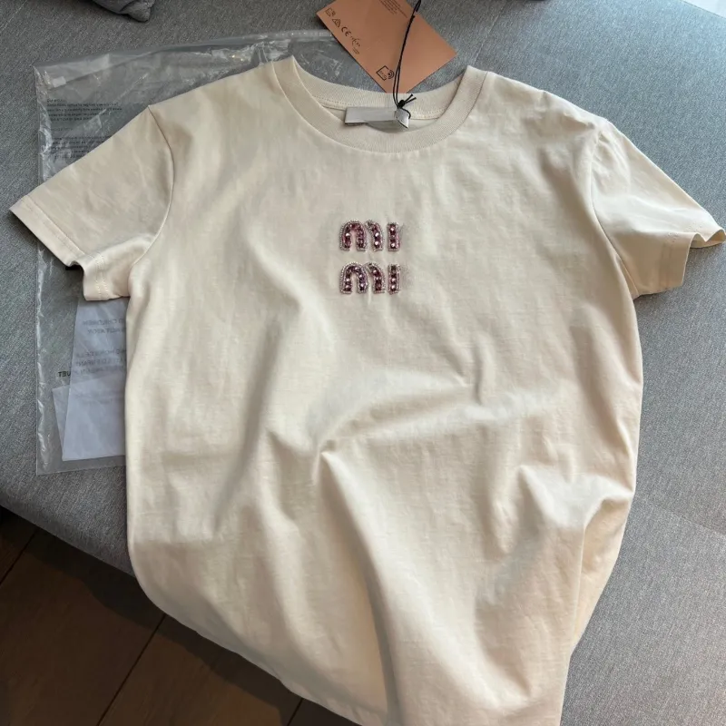 2024 Summer Letras de lujo de otoño Camisa diseñadora Campo redondo dulce Diamante Diamante CRISTAL CASA CASA MANEZAS CORTAS TEE
