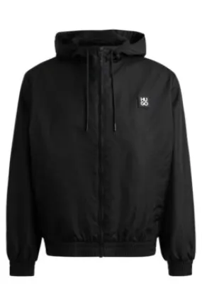 Chaqueta con capucha repelente al agua con ribete de logo apilado