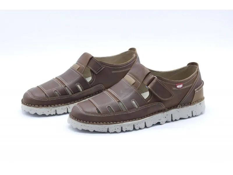 SANDALIA CERRADA DE PIEL 802 ON FOOT EN COLOR CUERO