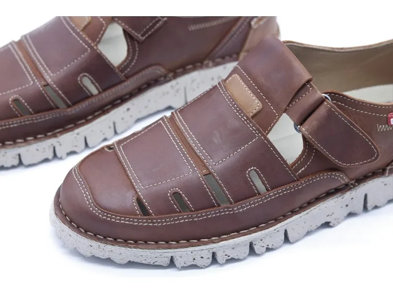 SANDALIA CERRADA DE PIEL 802 ON FOOT EN COLOR CUERO