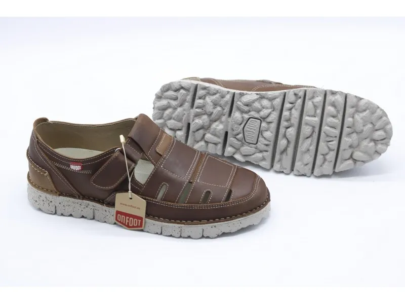 SANDALIA CERRADA DE PIEL 802 ON FOOT EN COLOR CUERO