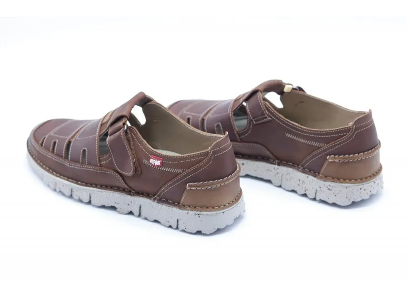 SANDALIA CERRADA DE PIEL 802 ON FOOT EN COLOR CUERO