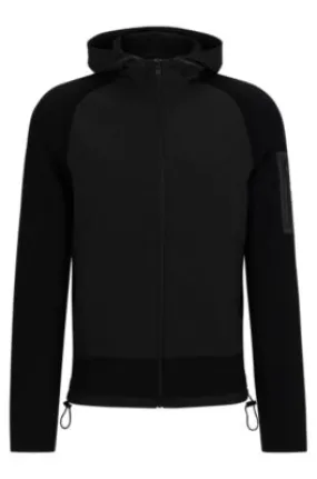 Sudadera con capucha y cremallera en mezcla de materiales con estampado de la marca