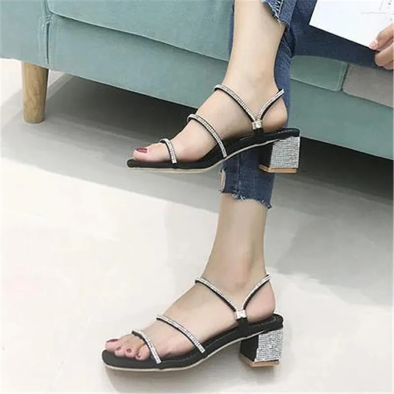Zapatillas 2024 zapatos para mujer de diablo de verano de verano gruesas con sandalias color desnudo tacón